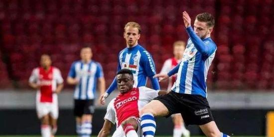 迫使其做出 迫使其做出