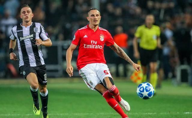 他在更衣室 他在更衣室